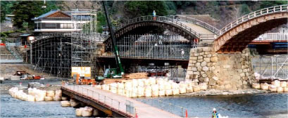 平成の架替　第二期第四橋上部支保工設置状況