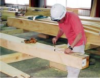 型板で形を取り、木材を加工する