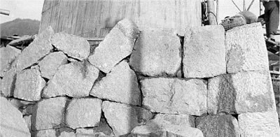 橋脚の石張り：昭和27年（1952年）の架替時